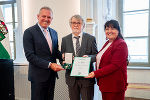 Landeshauptmann Mario Kunasek (l.) und Landeshauptmann-Stellvertreterin Manuela Khom (r.) überreichten Peter Strasser das Ehrenzeichen des Landes Steiermark für Wissenschaft, Forschung und Kunst. © Land Steiermark/Streibl; bei Quellenangabe honorarfrei Landeshauptmann Mario Kunasek (l.) und Landeshauptmann-Stellvertreterin Manuela Khom (r.) überreichten Peter Strasser das Ehrenzeichen des Landes Steiermark für Wissenschaft, Forschung und Kunst.