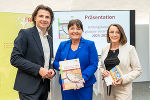 Landeshauptmann-Stellvertreterin Manuela Khom (Mitte) präsentierte heute Vormittag gemeinsam mit A9-Chef Patrick Schnabl und Maria Elßer von der A9 den FairStyria-Bildungskatalog