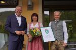 LH Mario Kunsek überreichte an Angelika und Robert Holosch das steirische Landeswappen (v.l.) © Foto: Land Steierrmark/PeterMitteregger; bei Quellenangabe honorarfrei LH Mario Kunsek überreichte an Angelika und Robert Holosch das steirische Landeswappen (v.l.)