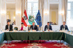 Tagung des Sicherheitsbeirats im Weißen Saal der Grazer Burg: LR Hannes Amesbauer, LH-Stv. Manuela Khom, LH Mario Kunasek, LR Stefan Hermann und LR Karlheinz Kornhäusl (v.l.) © Land Steiermark/Robert Binder; Verwendung bei Quellenangabe honorarfrei