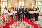 Landeshauptmann Mario Kunasek mit dem Präsidenten der Kammer der Steuerberater und Wirtschaftsprüfer Klaus Gaedke und den neu angelobten Steuerberaterinnen und Steuerberatern sowie Wirtschaftsprüferinnen und Wirtschaftsprüfern im Weißen Saal. © Land Steiermark/Streibl; bei Quellenangabe honorarfrei