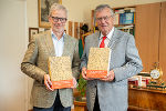 Landesarchivdirektor Gernot Peter Obersteiner (l.) und Herausgeber Josef Riegler (r.) präsentieren die  „Geschichte und Topographie des Bezirkes Graz-Umgebung“