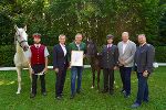 Landeshauptmann Mario Kunasek (3.v.l.) mit dem Hengstfohlen Neapolitano Pastime und Geschäftsführer Alfred Hudler (2.v.l.), Nationalratsabgeordnetem Markus Leinfellner (5.v.l.) und Gestütsleiter Erwin Movia (6.v.l.) bei der feierlichen Patenschaftsübernahme.
