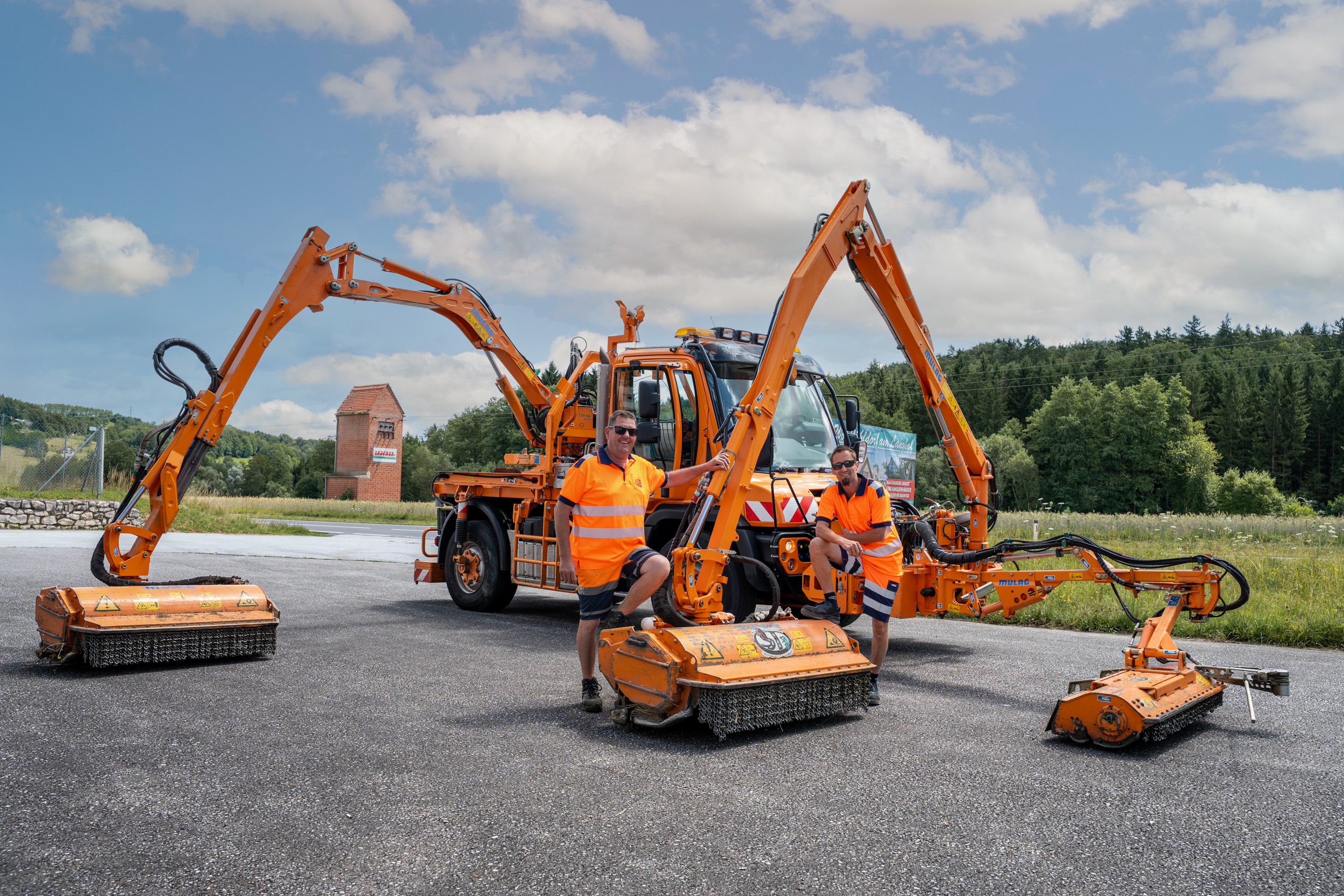Roman Haidenbauer und Markus Eger-Leitner und ihr Arbeitsplatz beim Land Steiermark: ein dreifaches Mähwerk, mit dem sie 400 Kilometer Straßenränder in der Oststeiermark pflegen. 
