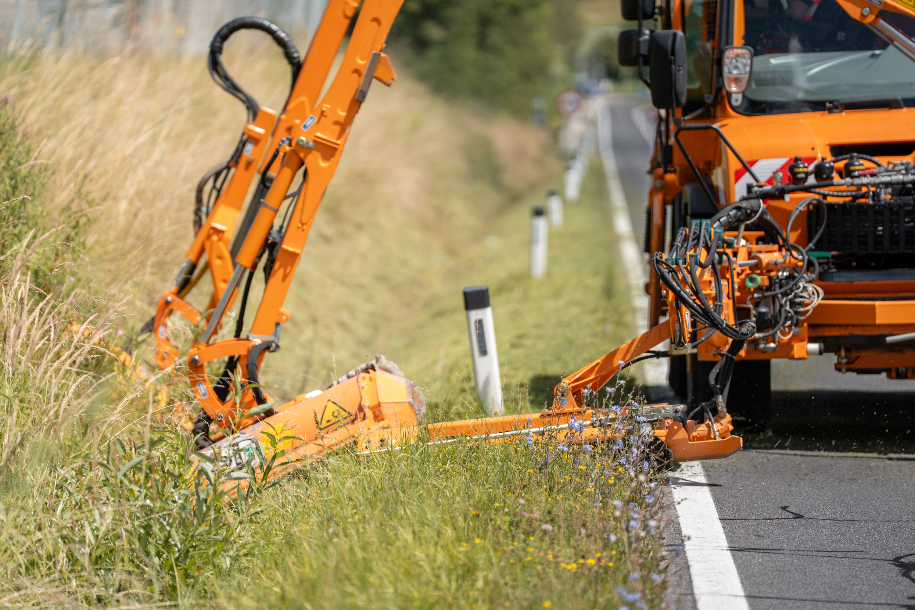 Bis zu acht Meter Breite kann der Fahrbahnrand in einem Arbeitsgang gemäht und gemulcht werden.
