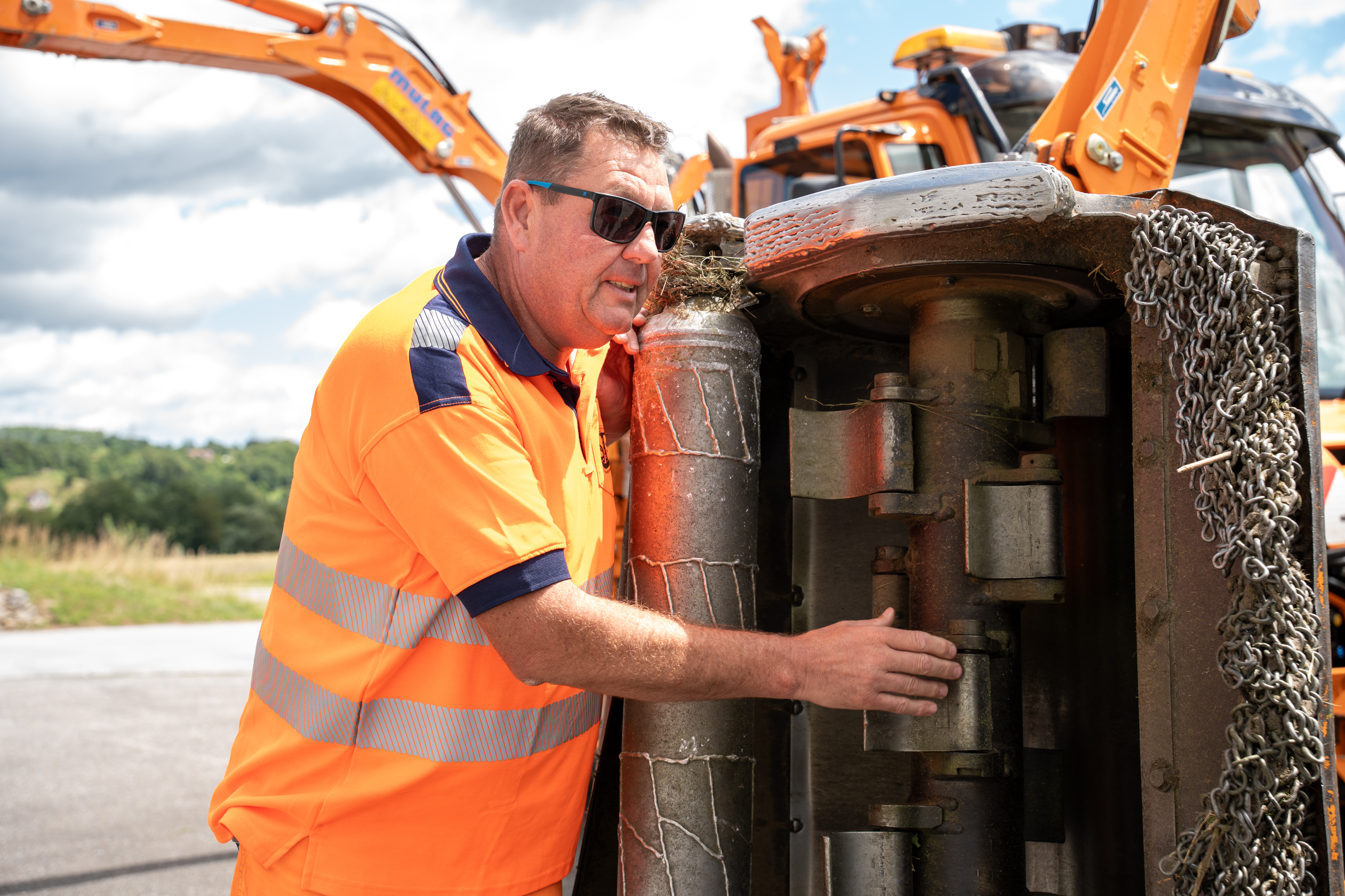 Die Mähwerke mit ihren Metallklappen können bis zu einem Meter hohes Gras und Unkraut mähen.